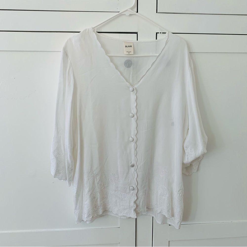 Blair White Vintage Scalloped Floral Embroidered Top Size Medium